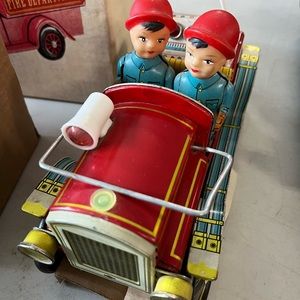 IN BOX VINTAGE FIRE CHIEF FIREFIGHTER CAR